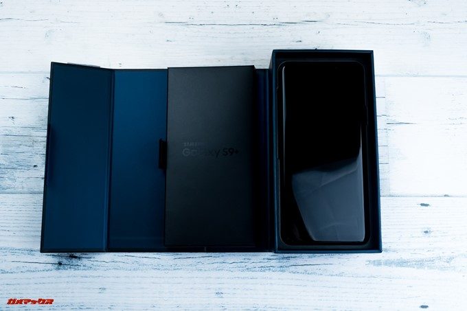 Galaxy S9とGalaxy S9の海外版は書類の入っているボックスを取り外すと本体とご対面。超カッコイイです