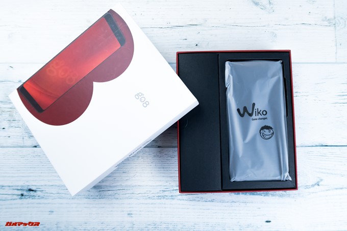 gooスマホ「g08」の外箱蓋をあKると本体がドーンと入っています