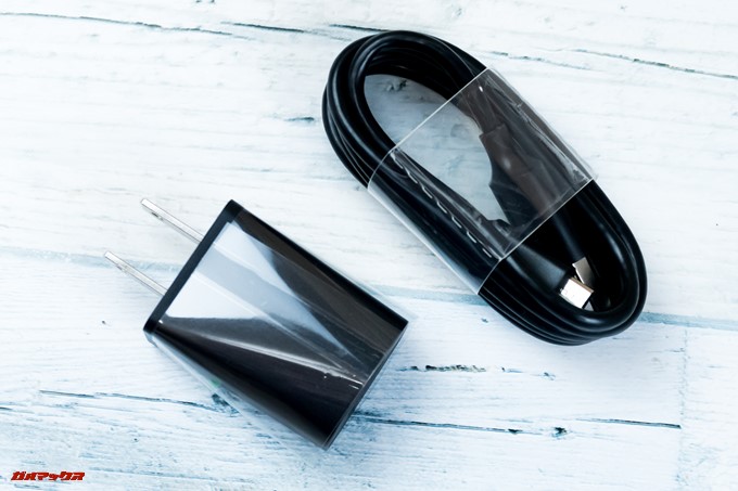 gooスマホ「g08」には充電器とMicroUSBケーブルが付属しています。