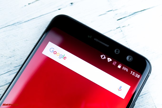 gooスマホ「g08」はディスプレイ側にダブルレンズカメラを搭載