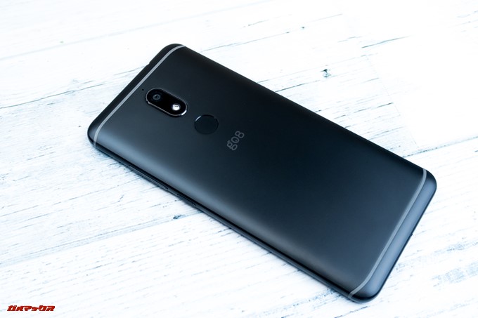 gooスマホ「g08」の背面はメタルボディー