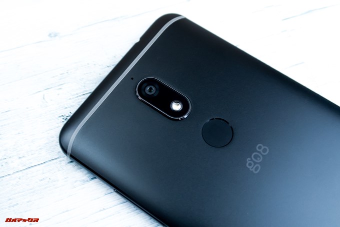 gooスマホ「g08」の背面には1600万画素のシングルカメラとタッチ式の指紋認証ユニットが備わっています