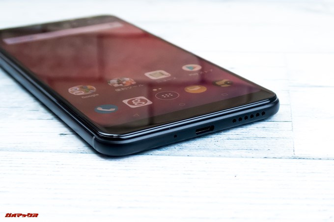 gooスマホ「g08」の本体下部には充電端子とスピーカーが備わっています