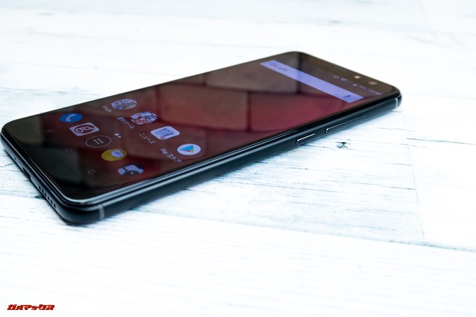 gooスマホ「g08」の右側面にはボリュームキーと電源ボタンが備わっているので一般的なスマホと同じ配置です
