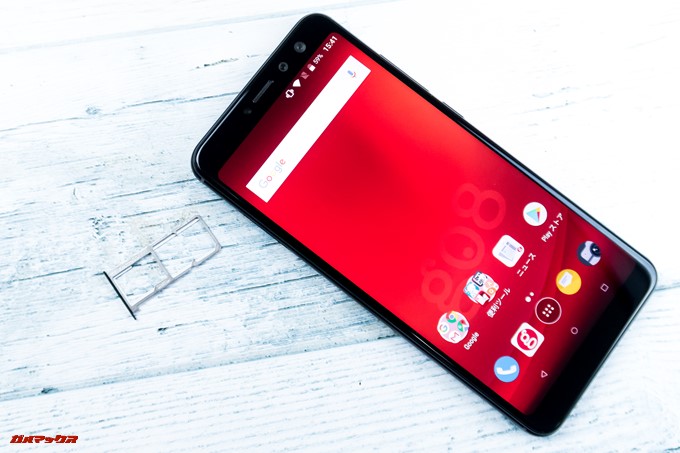 gooスマホ「g08」に左側面にはトリプルトレイスロットが備わっています