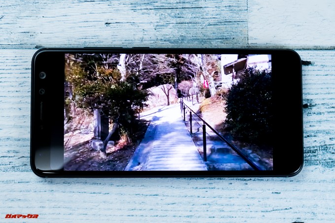 gooスマホ「g08」で動画視聴するとYouTubeでは左右に黒帯が出てきて16:9の表示が可能でした。