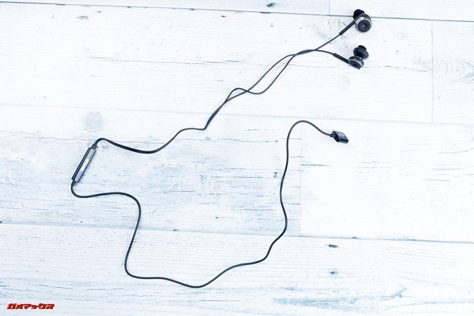 Scenes Lifelike SS-101はパット見は普通のイヤホンみたいな形状です。