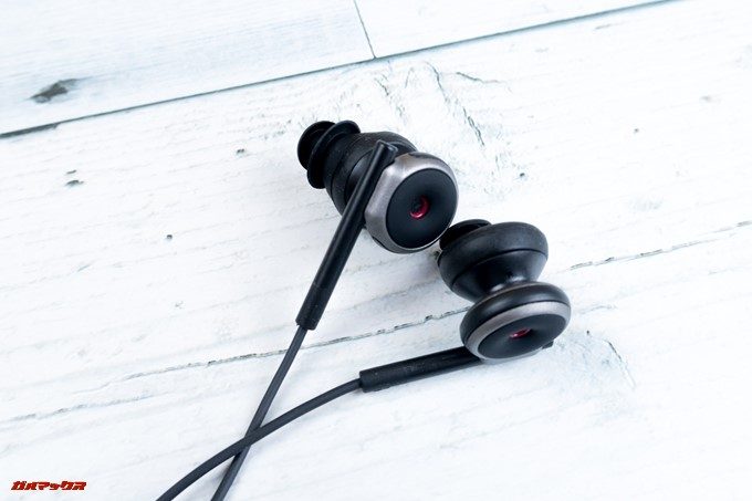 Scenes Lifelike SS-101はL/Rのイヤホン部分にマイクが内蔵されています。