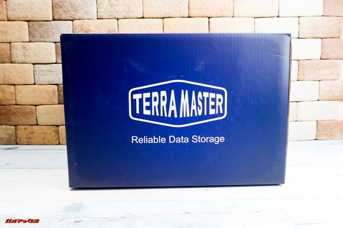 TerraMaster F2-220はブルーの箱に入って届きます