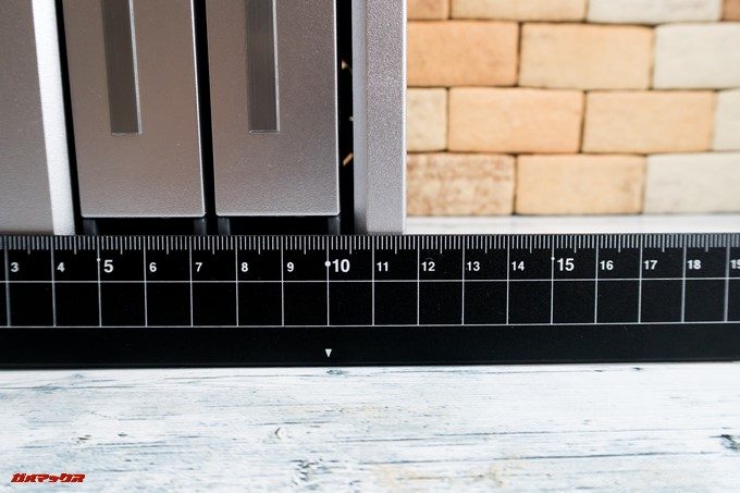 TerraMaster F2-220の正面の横幅は115mm強