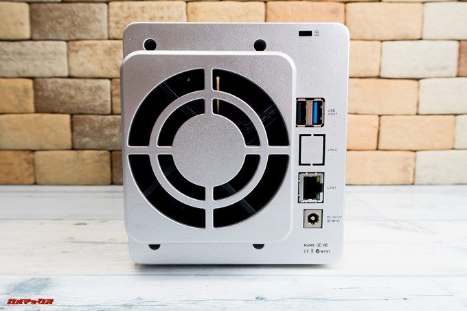 TerraMaster F2-220の背面には排熱ファンが備わってます