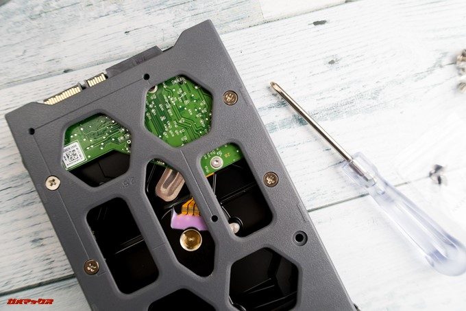 TerraMaster F2-220のHDDトレイはネジ止め式です。