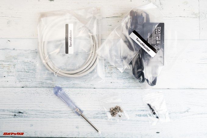 TerraMaster F2-220にはLANケーブルやHDD取付用のHDDなんかも入っています。