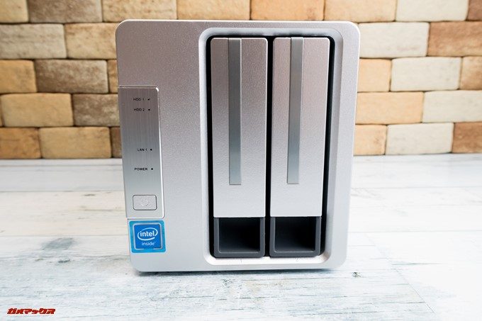 TerraMaster F2-220はホットスワップに対応したHDDスロットが2つ備わってます。