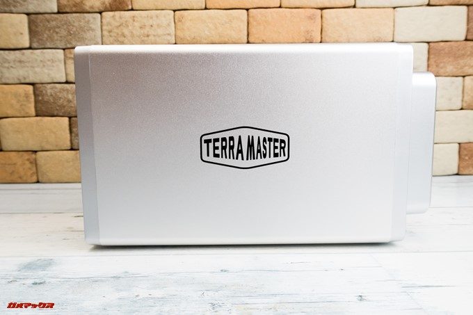 TerraMaster F2-220はアルミ媒体で熱の対策も万全