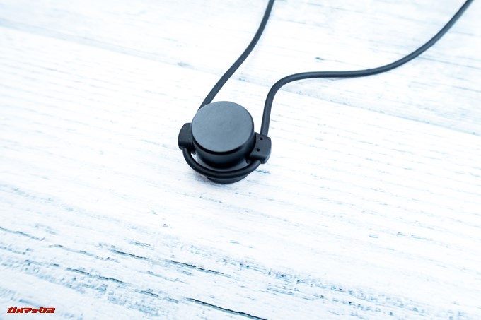 Tronsmart Flairのバッテリーはケーブル中央に備わっており結構大きいです。