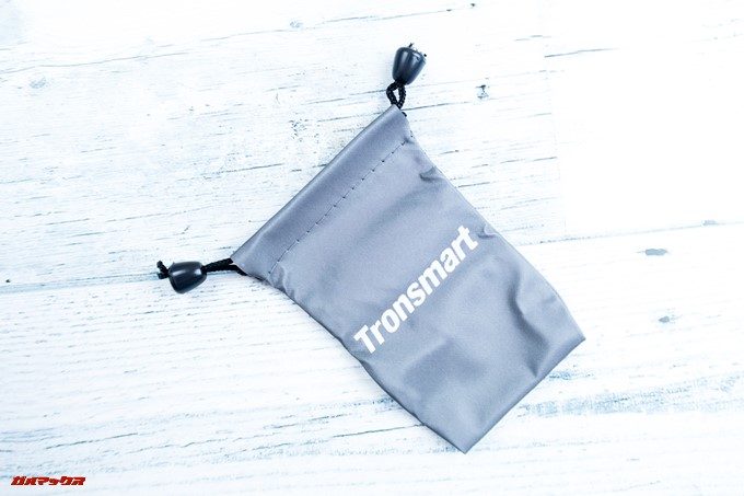 Tronsmart Flairには便利な持ち運び用のポーチが入っています。