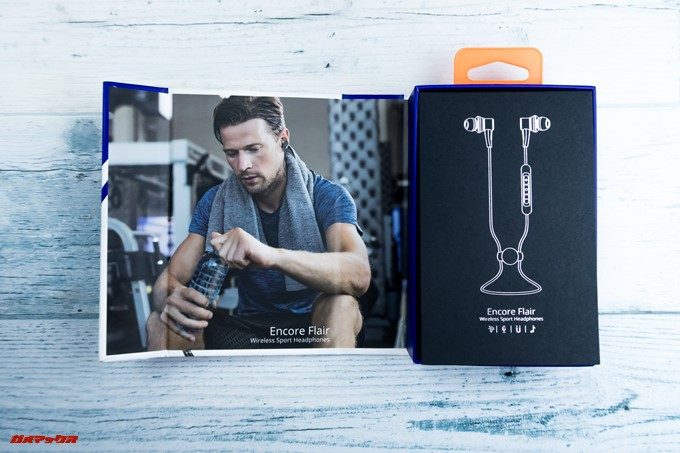 Tronsmart Flairは横開きの高品質な外箱で内側にはスポーツで利用できる事を訴求した写真が入っています