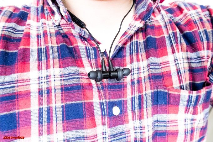 Tronsmart Flairはイヤホン同士が磁石でくっつくので、ネックレスの様にくっつける事が出来る。