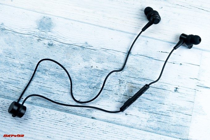 Tronsmart Flairは左右のイヤホン部が繋がっている形状です。