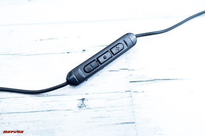 Tronsmart Flairのコントローラーは独立型なので大きく操作しやすいです。