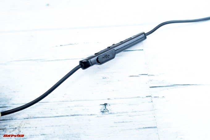 Tronsmart Flairのコントローラーにはゴムキャップがついた充電端子が備わっています。防水性能を保つためにも充電後はしっかりキャップを締めましょう