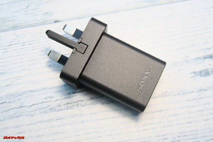 Xperia XZ2とXZ2 Compactに付属の充電器は日本で利用できるプラグ形状ではありませんでした。