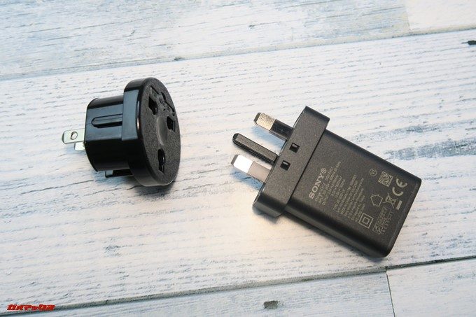 変換プラグを利用すると同梱の充電器が利用できます。