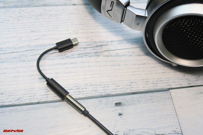 有線イヤホンを端末に接続するためのアタッチメント・Xperia XZ2とXZ2 Compactにはイヤホンジャックが備わっていないのです。