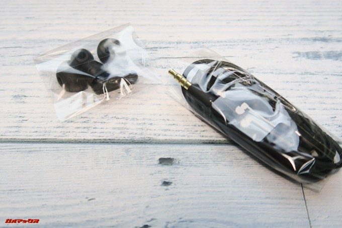 イヤホンと一緒にイヤーピースも入っているので最適な付け心地のサイズを選択しましょう。