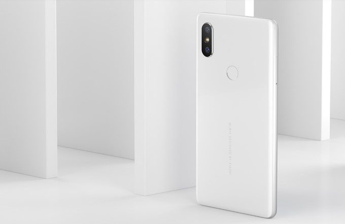 Xiaomi Mi Mix 2Sの背面は手当たりの良いカーブデザインを採用