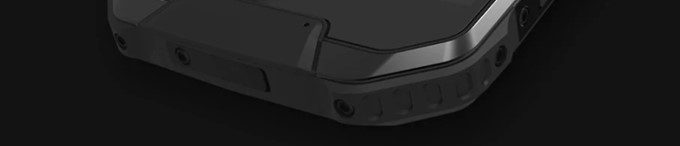 AGM X2 SEの本体下部はキャップ付きの充電端子が備わっています。