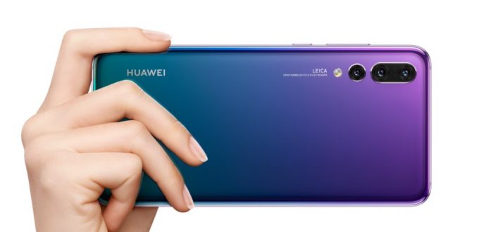 HUAWEI P20 Pro/P20は横持ちに最適なカメラ位置となっています。