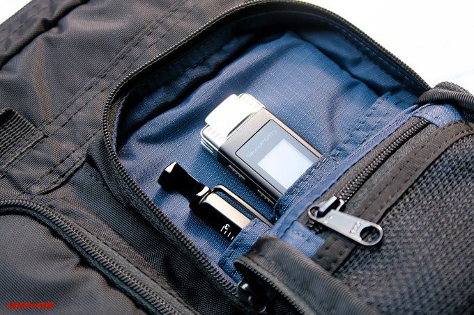 SoundPEATS Nano6はバックの少し大きいペン入れにもすっぽり入ります。