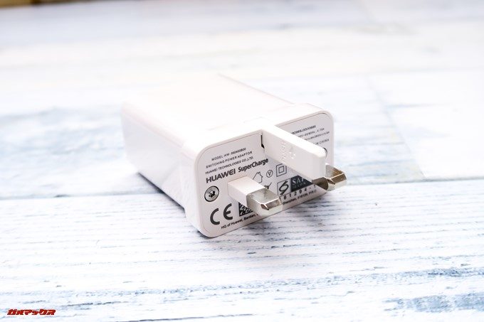 HUAWEI P20 Pro/P20に付属の充電器は日本で利用できる形状ではありません。利用するには変換アダプターが必要です。