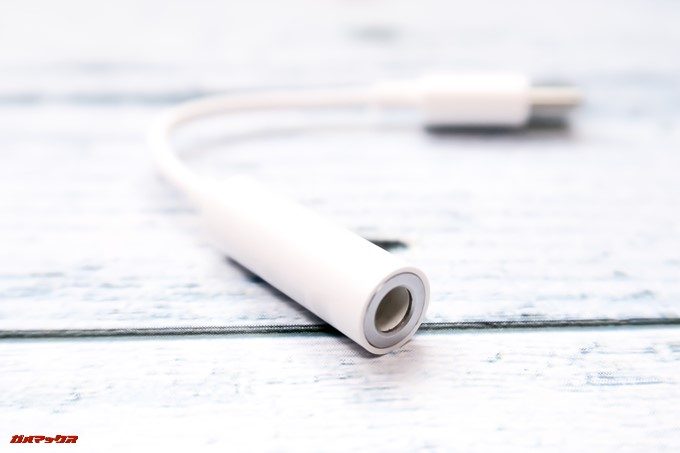 HUAWEI P20 Pro/P20には有線イヤホンを利用する為の3.5mmオーディオ変換アダプターが付属しています。