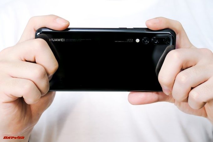 HUAWEI P20 Pro/P20は横持ち両手持ちでもカメラレンズに指がかぶらないです。