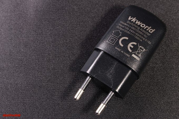 VKworld T2 Plusの充電器はコンセントに挿せない形状