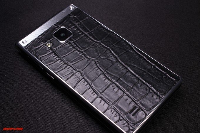 VKworld T2 Plusは革が貼り付けてある