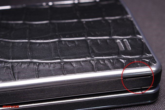 VKworld T2 Plusはバックパネルを開いてSIMスロットなどにアクセスするタイプ。