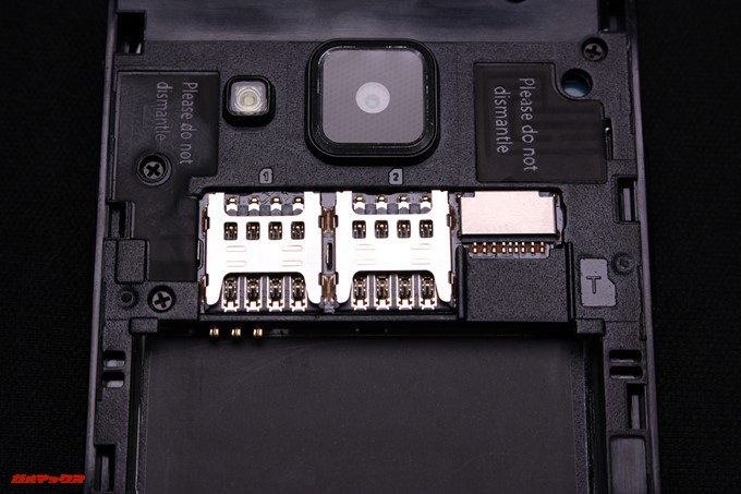 VKworld T2 PlusのSIMスロットは2枚のSIMと1枚のMicroSDが入ります