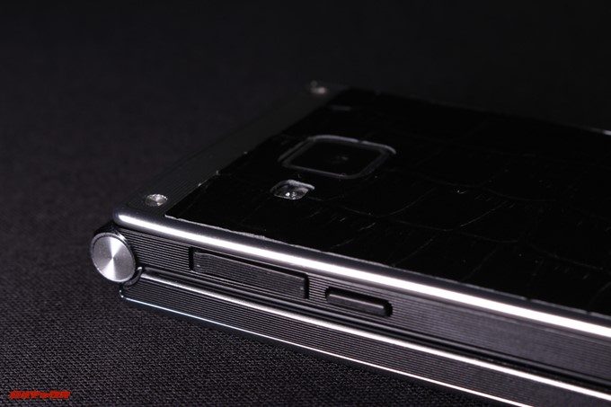 VKworld T2 Plusの充電端子はキャップ付き