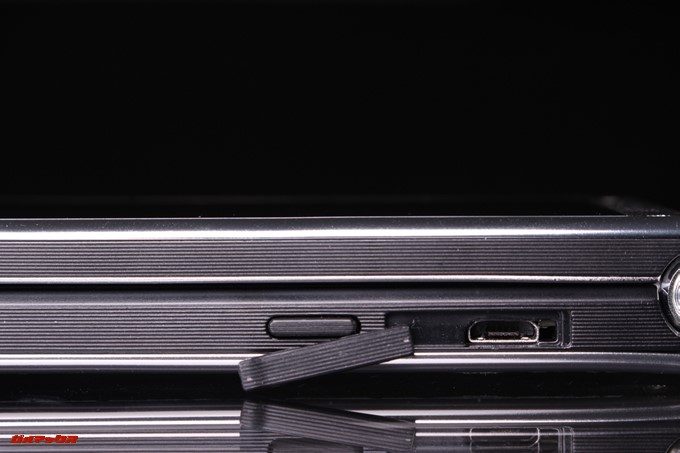 VKworld T2 Plusの充電端子のキャップを外すとMicroUSB端子が現れます
