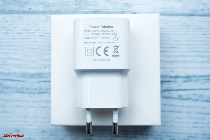 KOOLNEE K1 Trioに付属の充電器は5V2Aで一般的な急速充電器です。