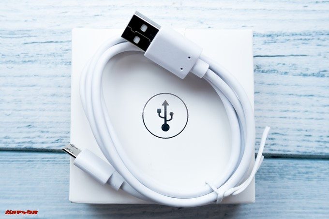 KOOLNEE K1 Trioに付属の充電ケーブルはMicroUSBです。