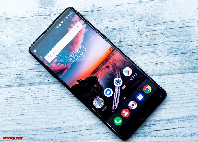 KOOLNEE K1 Trioは3辺ベゼルレスデザインです。ディスプレイ下部側に指紋ユニットとインカメラが備わっています。