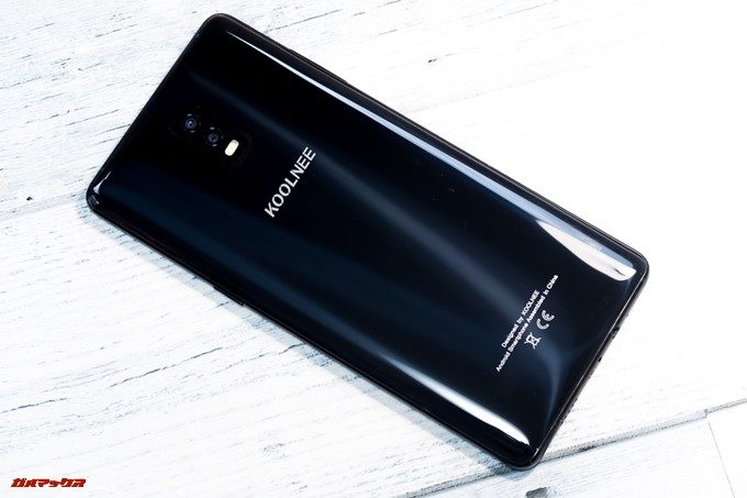 KOOLNEE K1 Trioの背面は美しいグラデーションが特徴的。但しキズが付きやすいです。