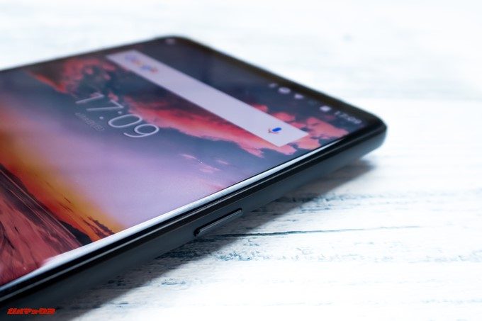 KOOLNEE K1 Trioは画面右に電源ボタンが備わっています。