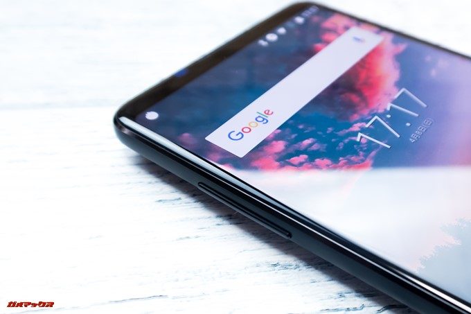 KOOLNEE K1 Trioは画面左側にボリュームボタンが備わっています。