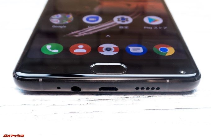 KOOLNEE K1 Trioの本体下部には充電端子とイヤホン端子、モノラルスピーカーが備わっています。